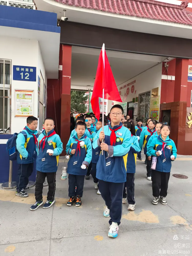 —米脂县南关小学五年级4班清明扫墓活动